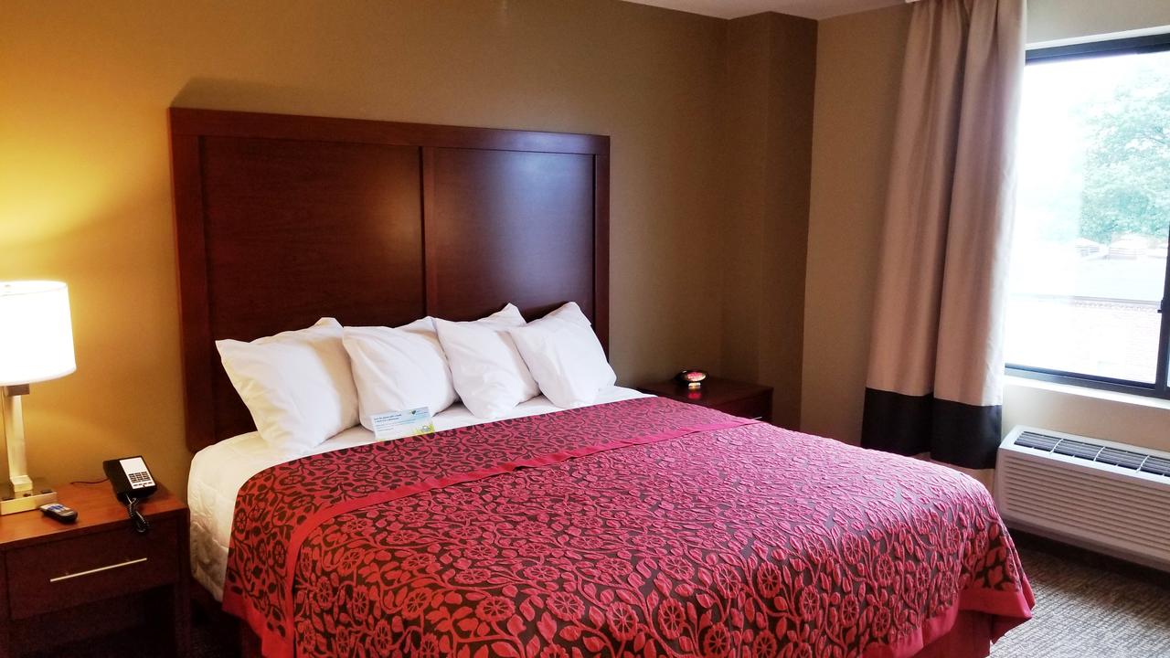 Фото Days Inn by Wyndham Brooklyn Marine Park