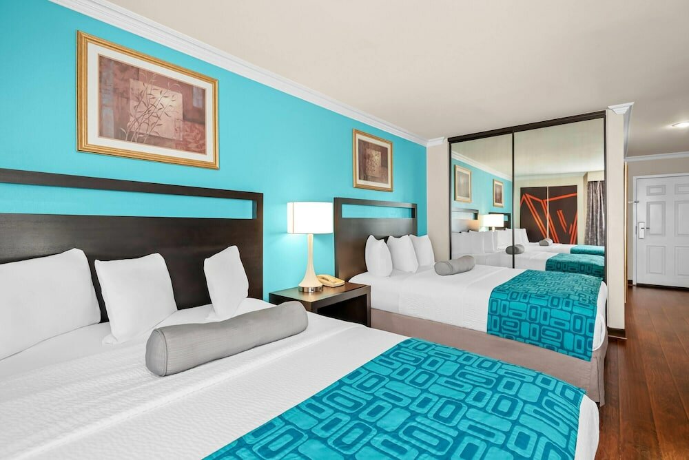 Фото Howard Johnson by Wyndham Pasadena