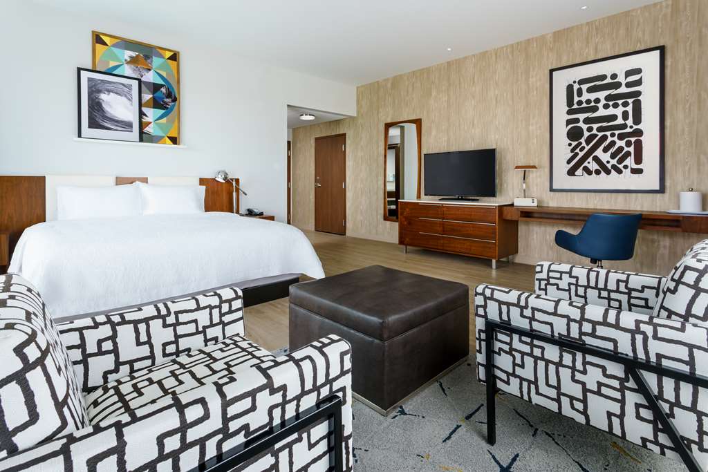 Фото Hampton Inn & Suites Santa Monica