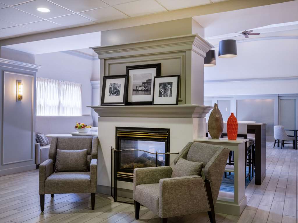 Фото Hampton Inn Raynham Taunton