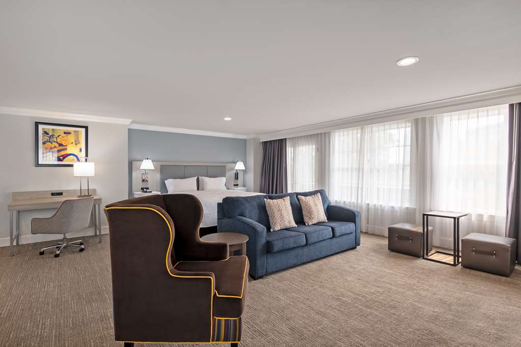 Фото Hampton Inn & Suites Stamford
