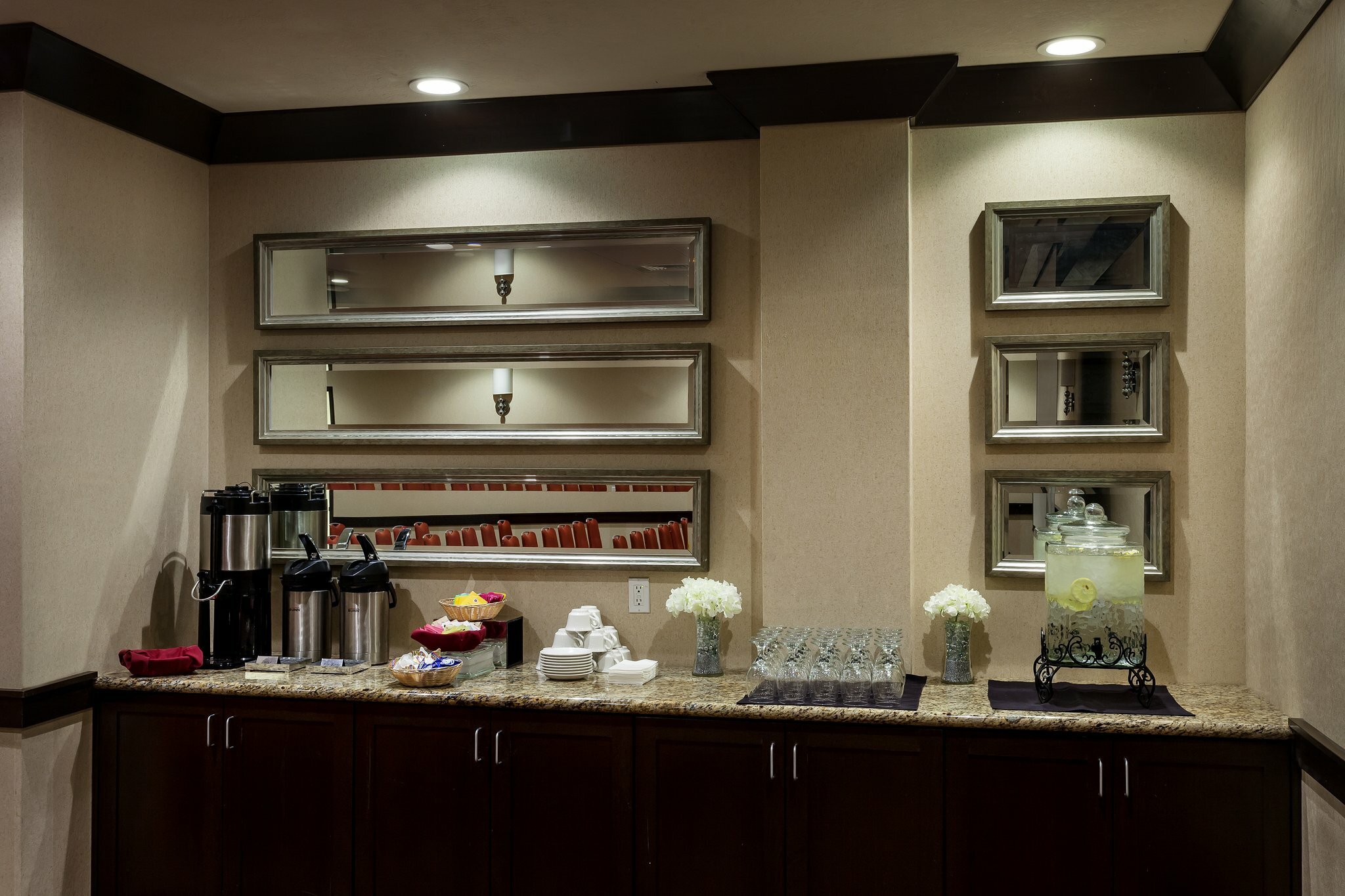 Фото Crowne Plaza Anchorage Midtown, an Ihg Hotel