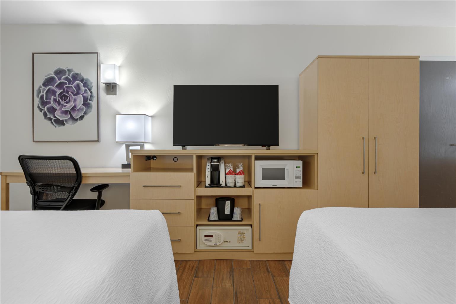 Фото Best Western Plus South Coast Inn