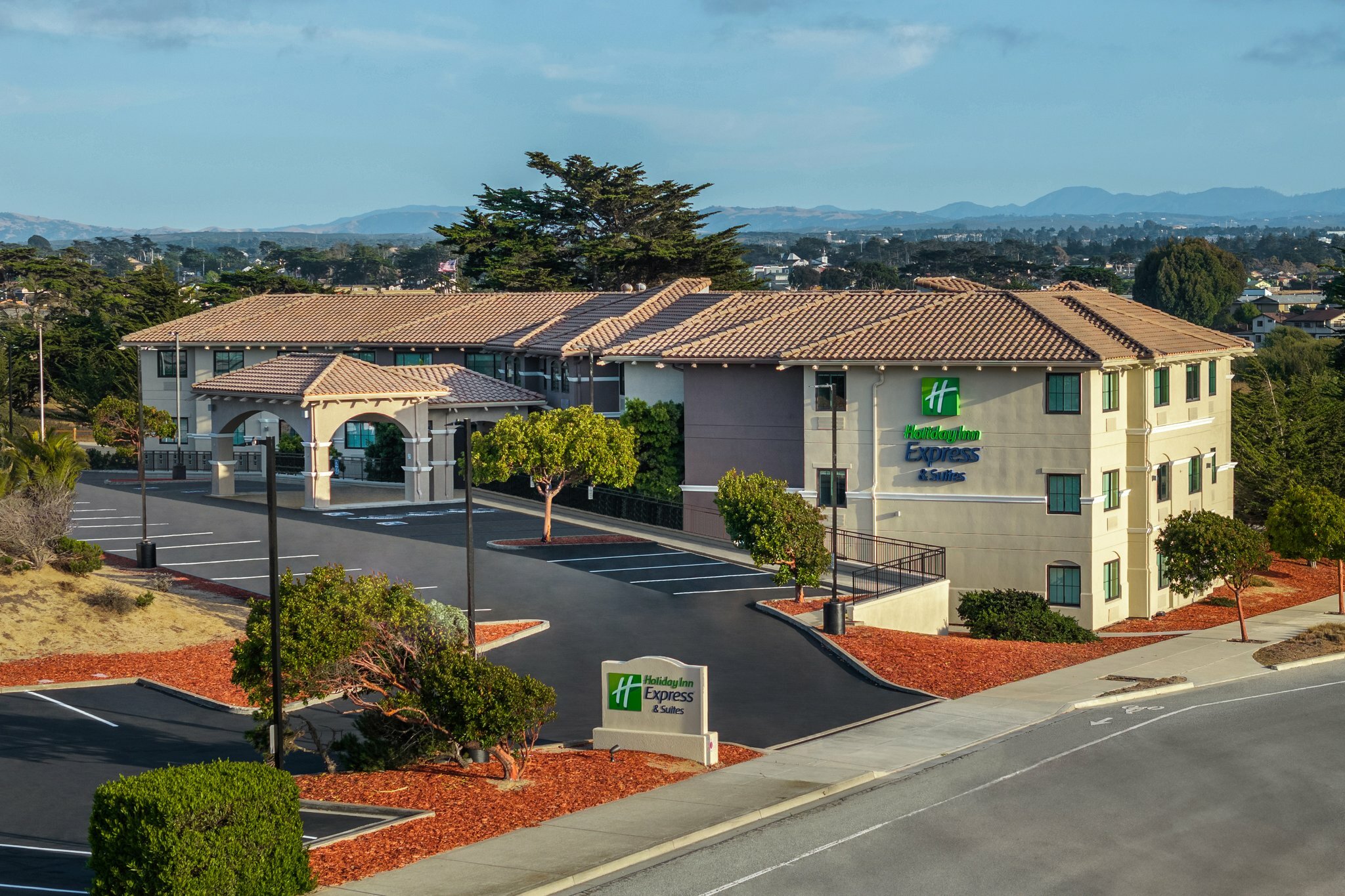 Фото Holiday Inn Express Hotel & Suites Marina - State Beach Area, an Ihg Hotel
