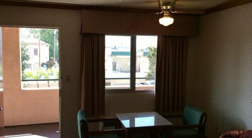 Гостиница New Century Inn в Розмиде