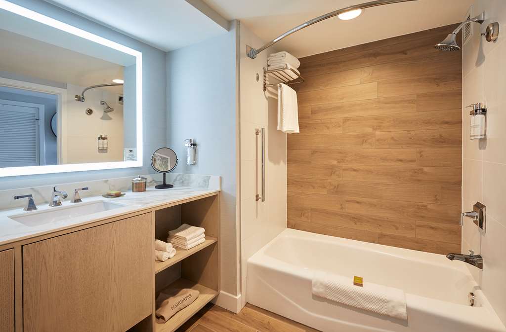 Фото The Waterfront Beach Resort, A Hilton Hotel