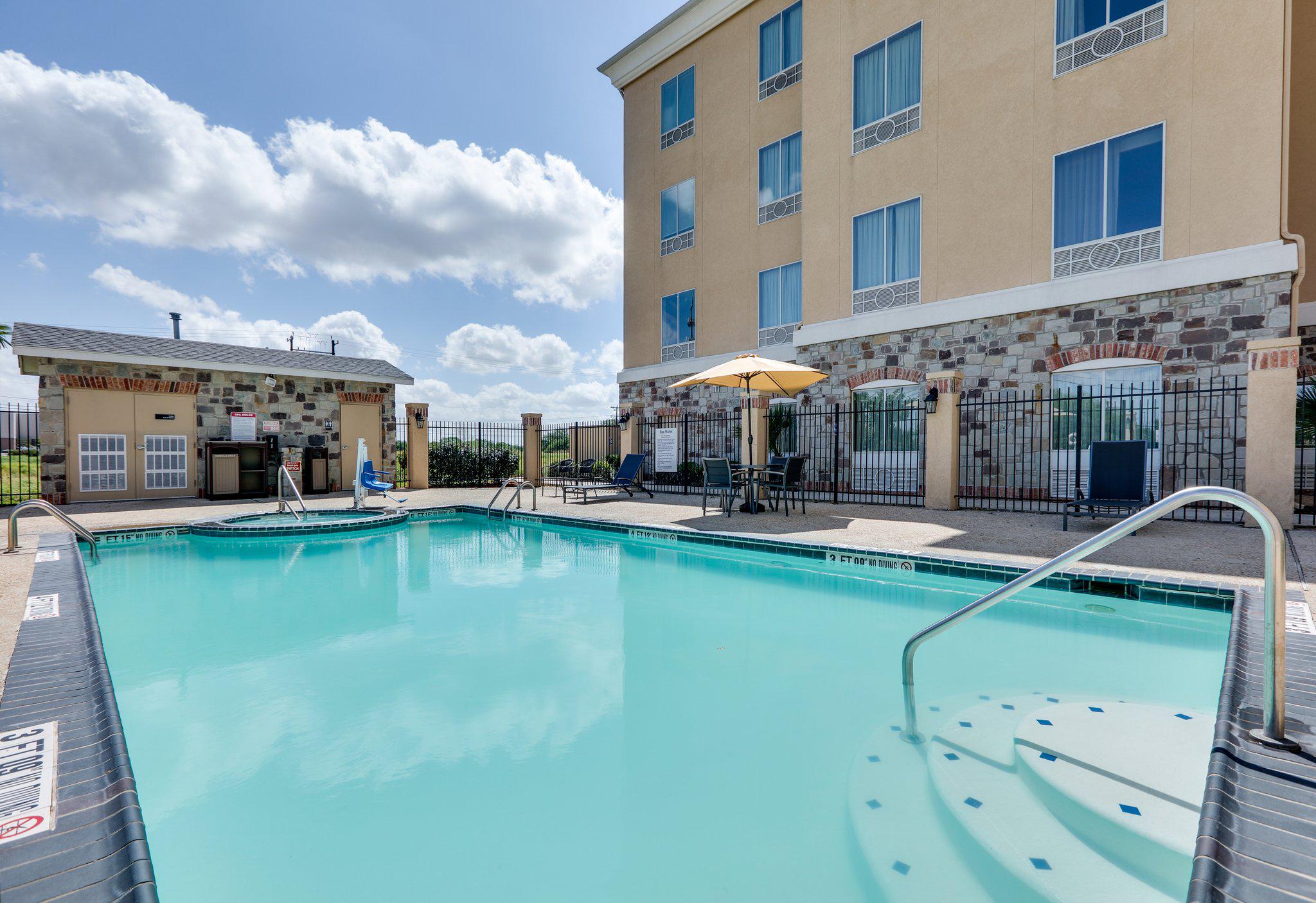Фото Holiday Inn Express & Suites San Antonio - Brooks City Base, an Ihg Hotel