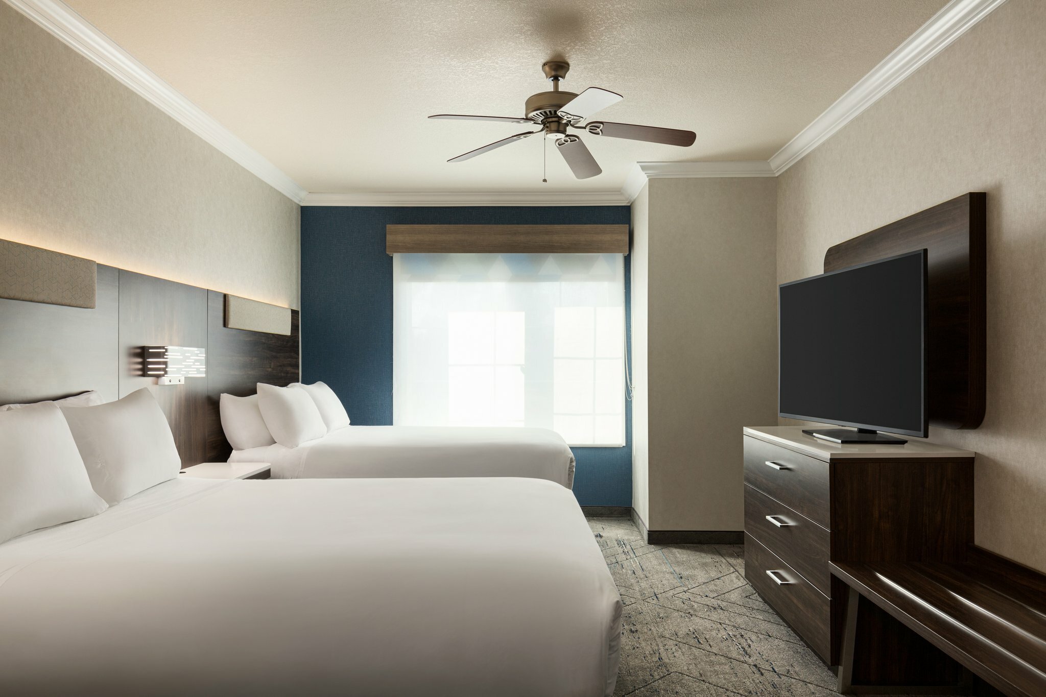 Фото Holiday Inn Express and Suites Bakersfield Central, an Ihg Hotel