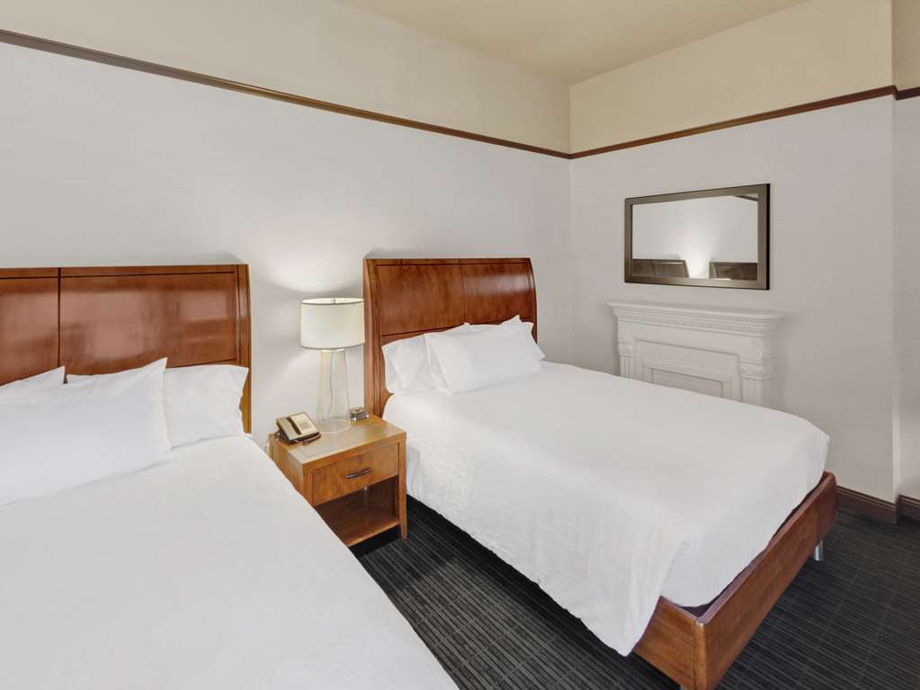 Фото Hilton Garden Inn Milwaukee Downtown