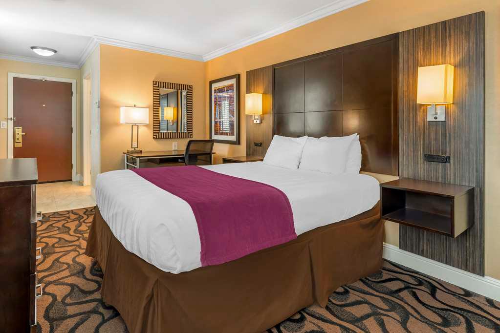 Фото Best Western Plus Airport Plaza