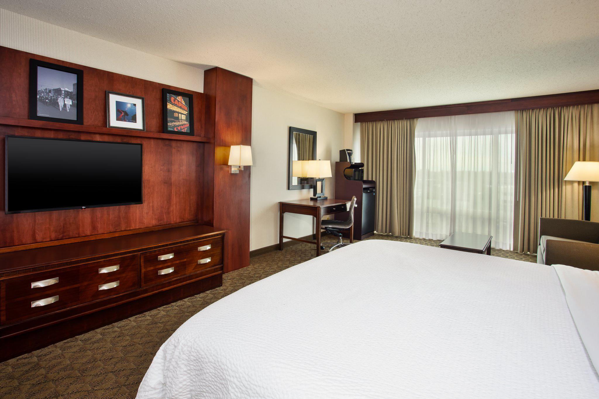 Фото Holiday Inn University Plaza-Bowling Green, an Ihg Hotel