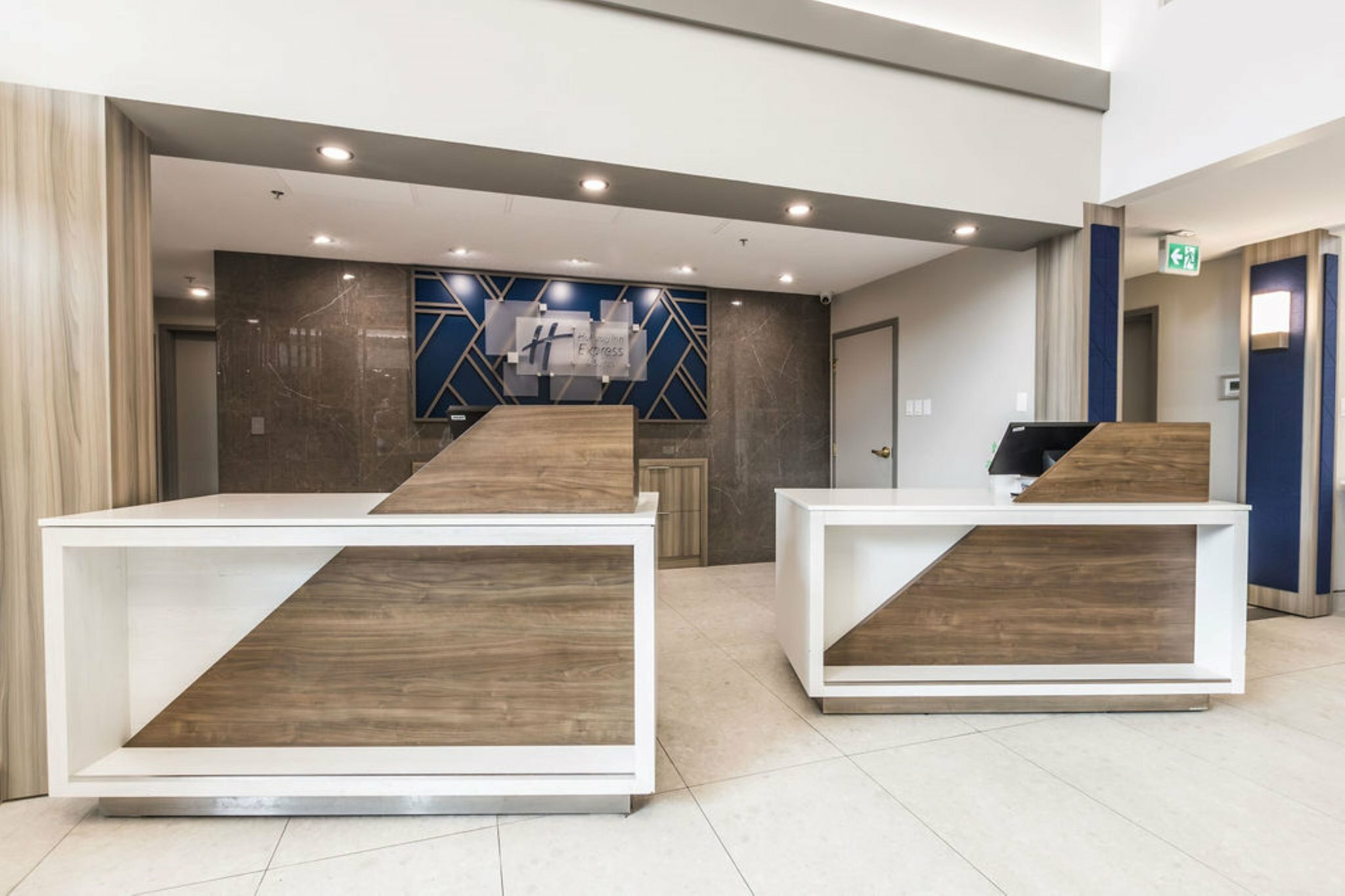 Фото Holiday Inn Express Hotel & Suites Calgary S-Macleod Trail S, an Ihg Hotel