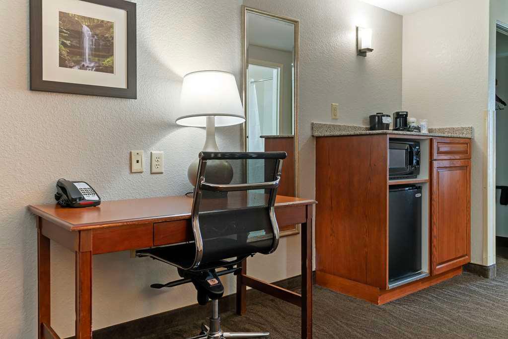 Фото Best Western Executive Inn & Suites