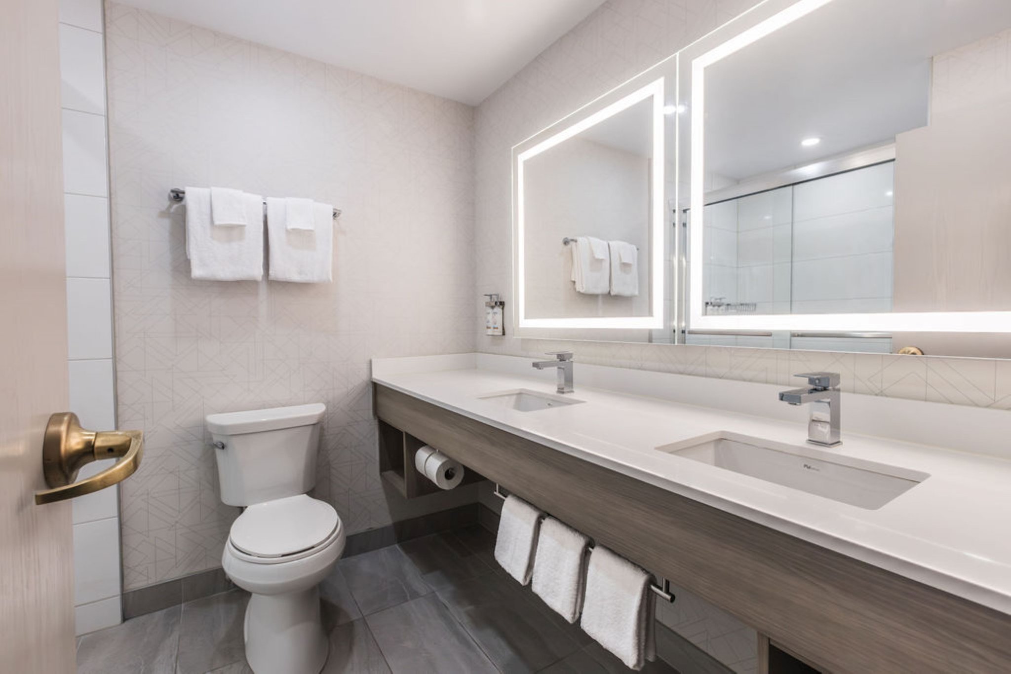 Фото Holiday Inn Express Hotel & Suites Calgary S-Macleod Trail S, an Ihg Hotel