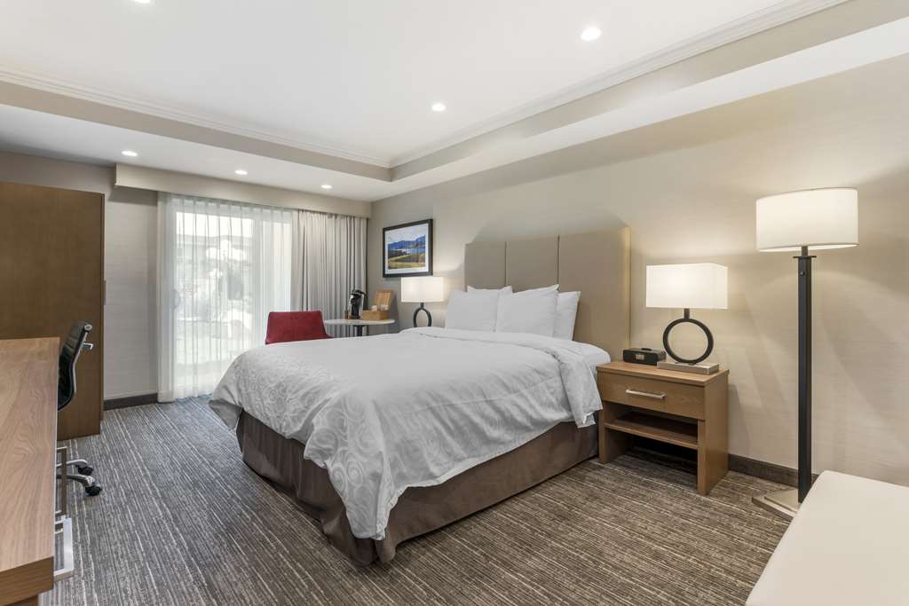 Фото Best Western Plus Kelowna Hotel & Suites