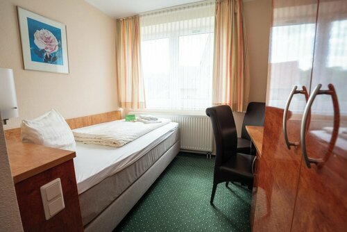 Гостиница Café & Hotel am Holzhafen в Штаде