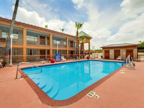 Гостиница Econo Lodge Inn & Suites Eagle Pass в Игл Пассе