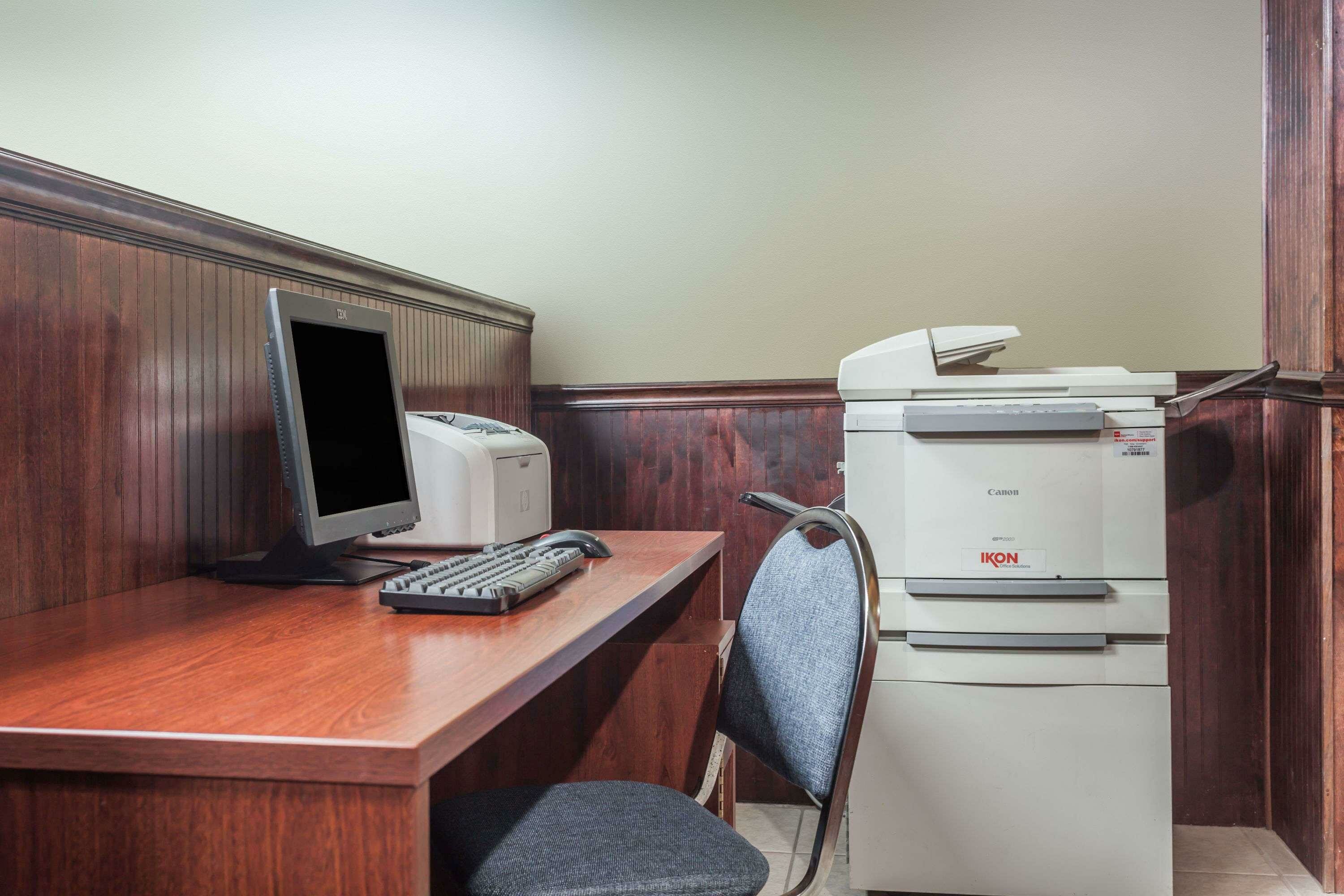 Фото Days Inn & Suites by Wyndham Lexington