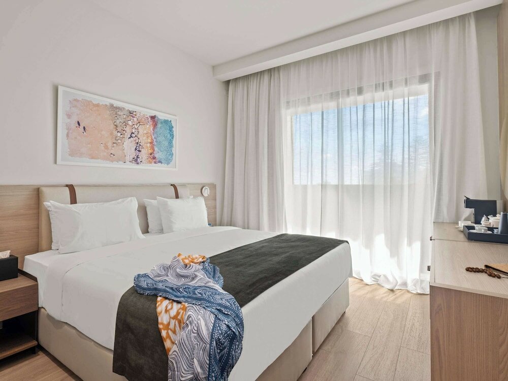 Фото Mercure Larnaca Finikoudes Beach