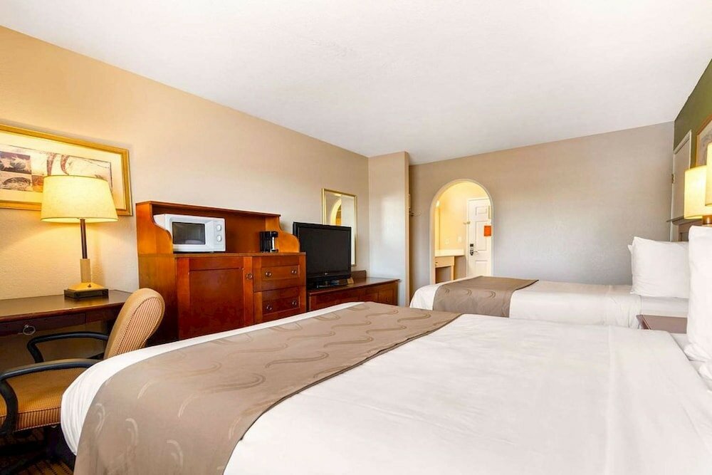 Фото Auburn House Hotel