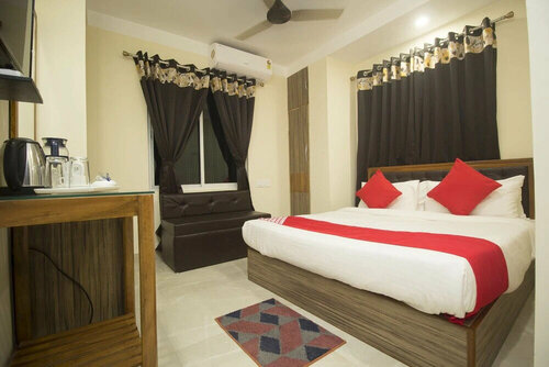 Oyo 24810 Silver Crescent