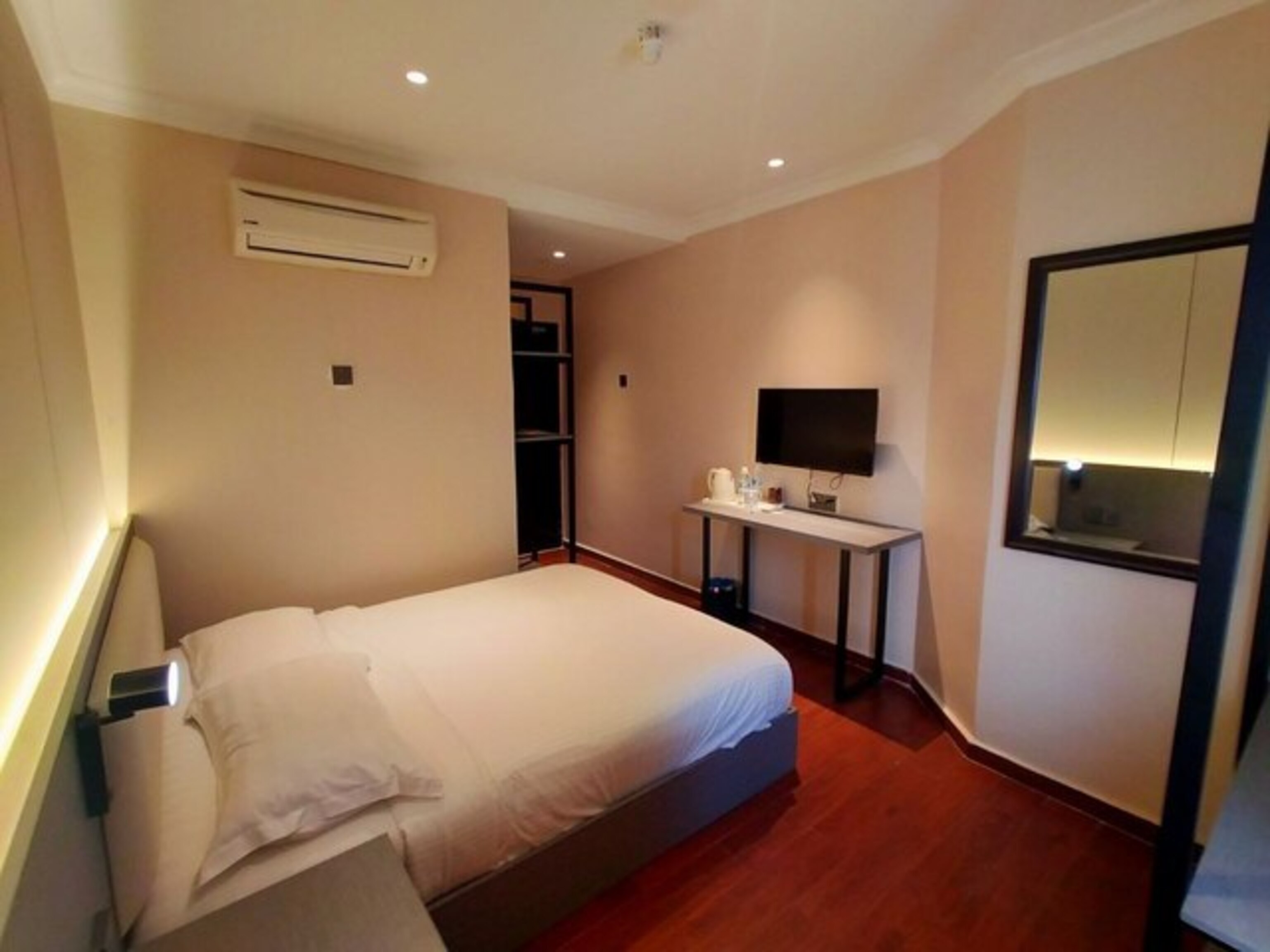 Фото Oyo 998 Queen City Hotel