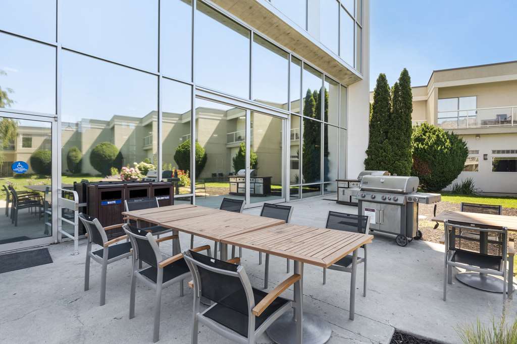 Фото Best Western Plus Kelowna Hotel & Suites
