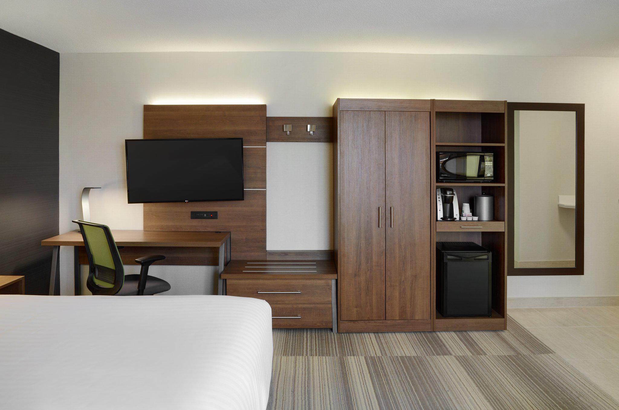 Фото Holiday Inn Express Toronto - Downtown, an Ihg Hotel