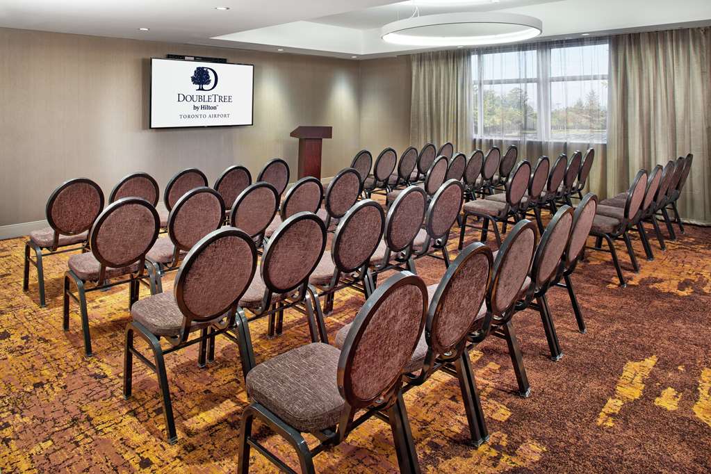 Фото DoubleTree by Hilton Toronto Airport