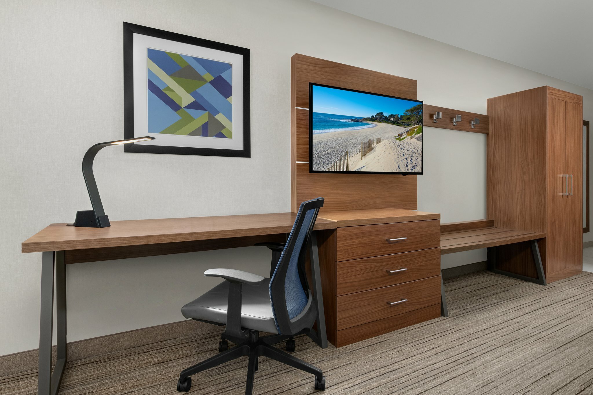 Фото Holiday Inn Express Hotel & Suites Marina - State Beach Area, an Ihg Hotel