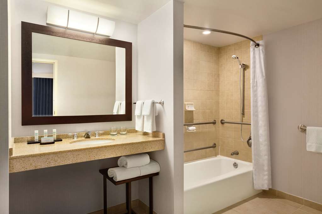 Фото Embassy Suites by Hilton Boston at Logan Airport