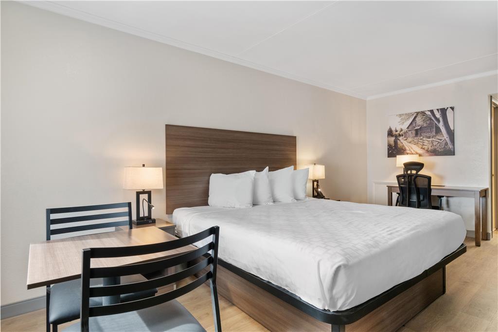Фото Best Western Plus Revere Inn & Suites