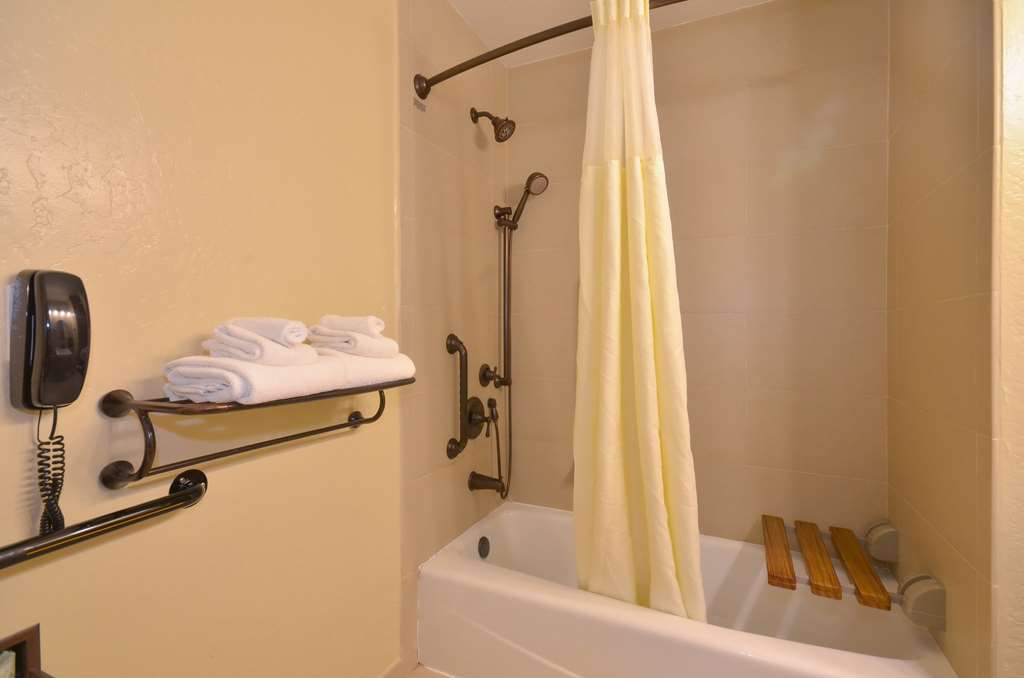 Фото Best Western The Inn & Suites Pacific Grove