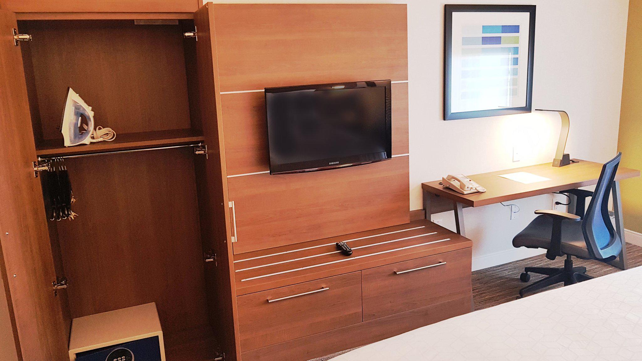 Фото Holiday Inn Express & Suites Surrey, an Ihg Hotel