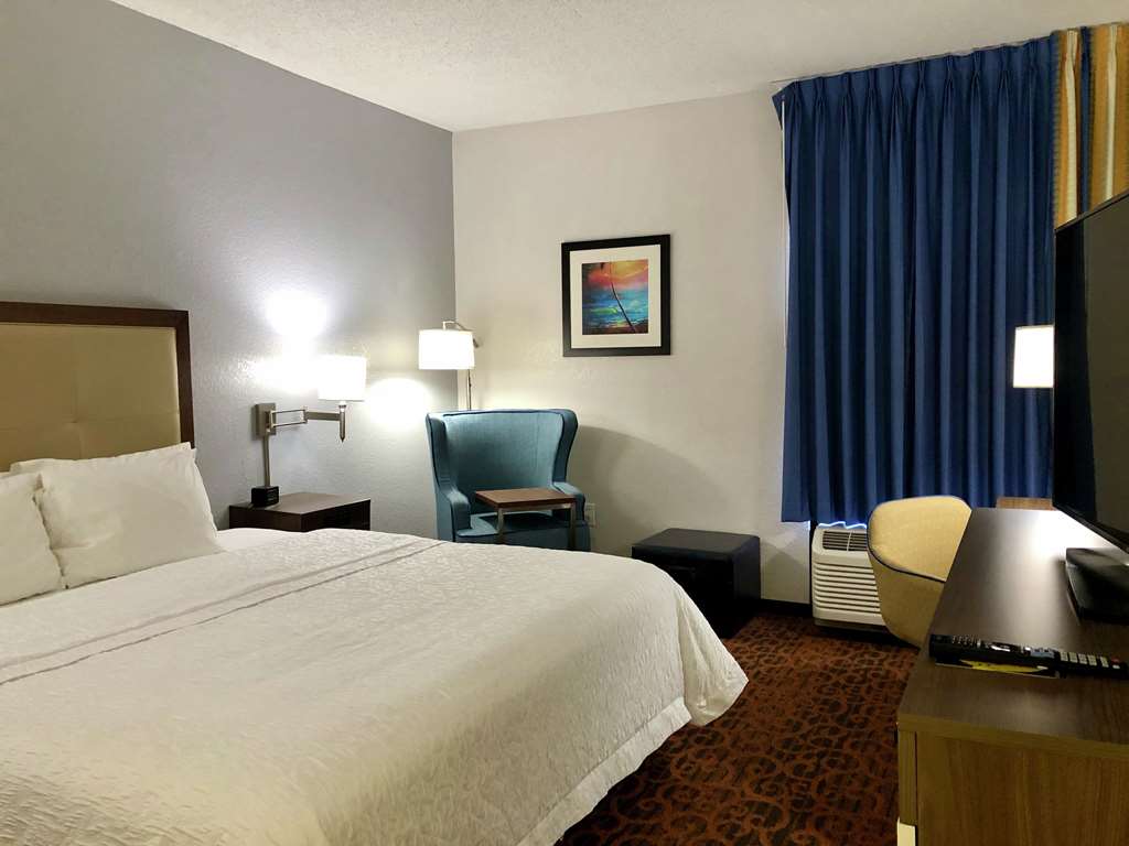 Фото Hampton Inn Spring Hill