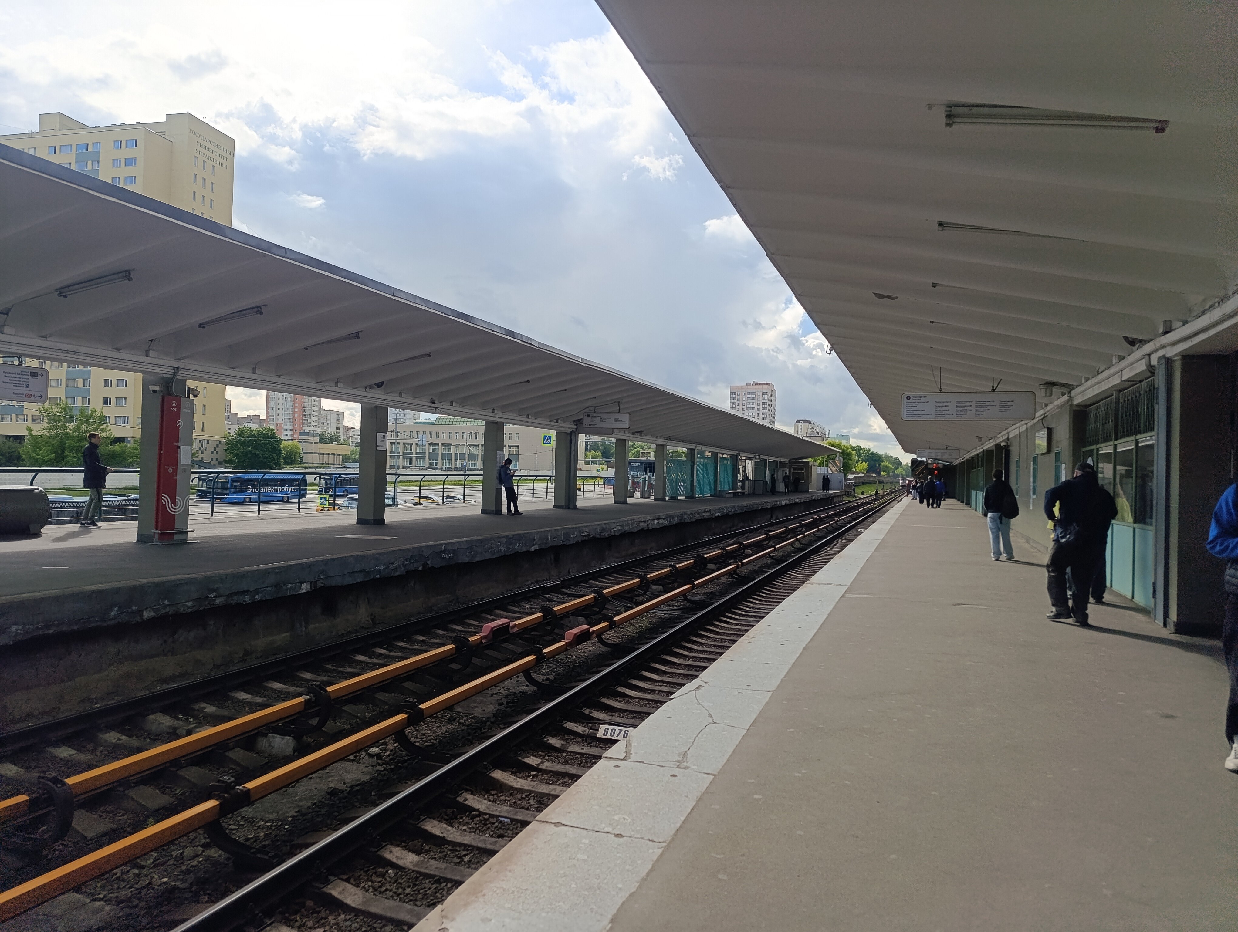 Подросток устроил опасную прогулку по путям метро в Выхино