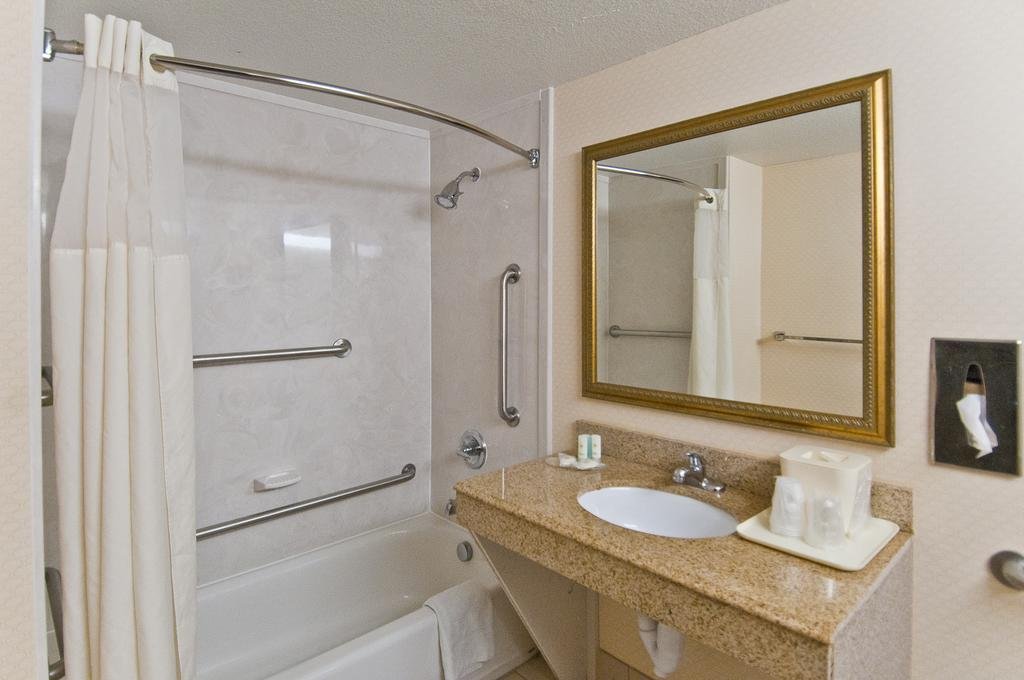 Фото Comfort Inn & Suites Near Medical Center