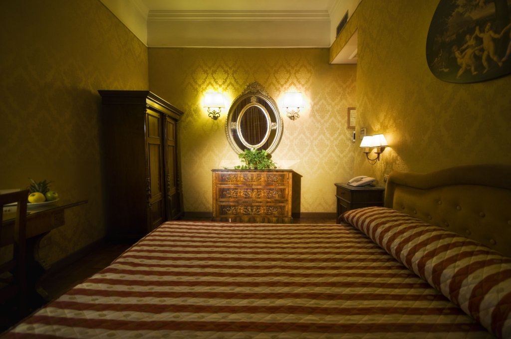 Фото Royal Court Hotel