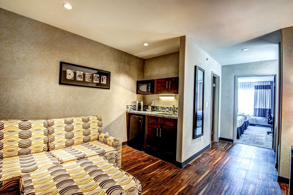 Фото Home Inn & Suites Swift Current