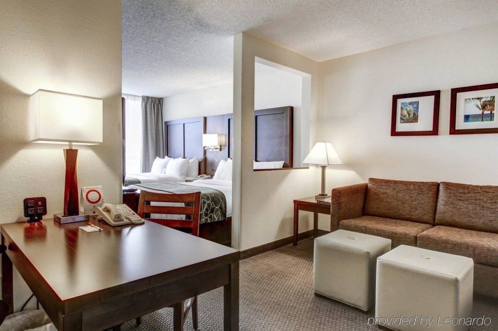 Фото Comfort Suites Airport