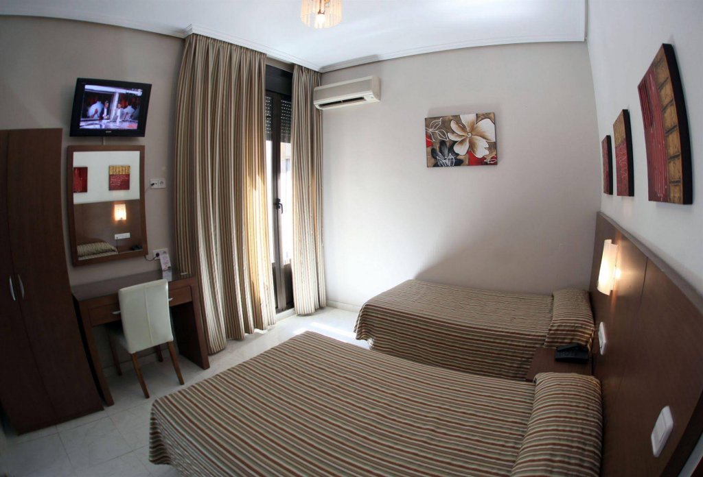 Фото Hostal Atocha Almudena Martín