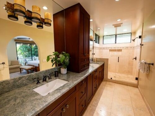 Гостиница Golf Course Views and Fully Stocked Kitchen - Stunning Tropical Oasis в Уэйлее