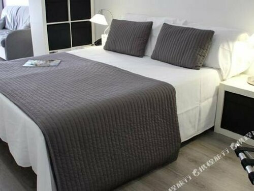 Гостиница Atenea Calabria Apartaments в Барселоне
