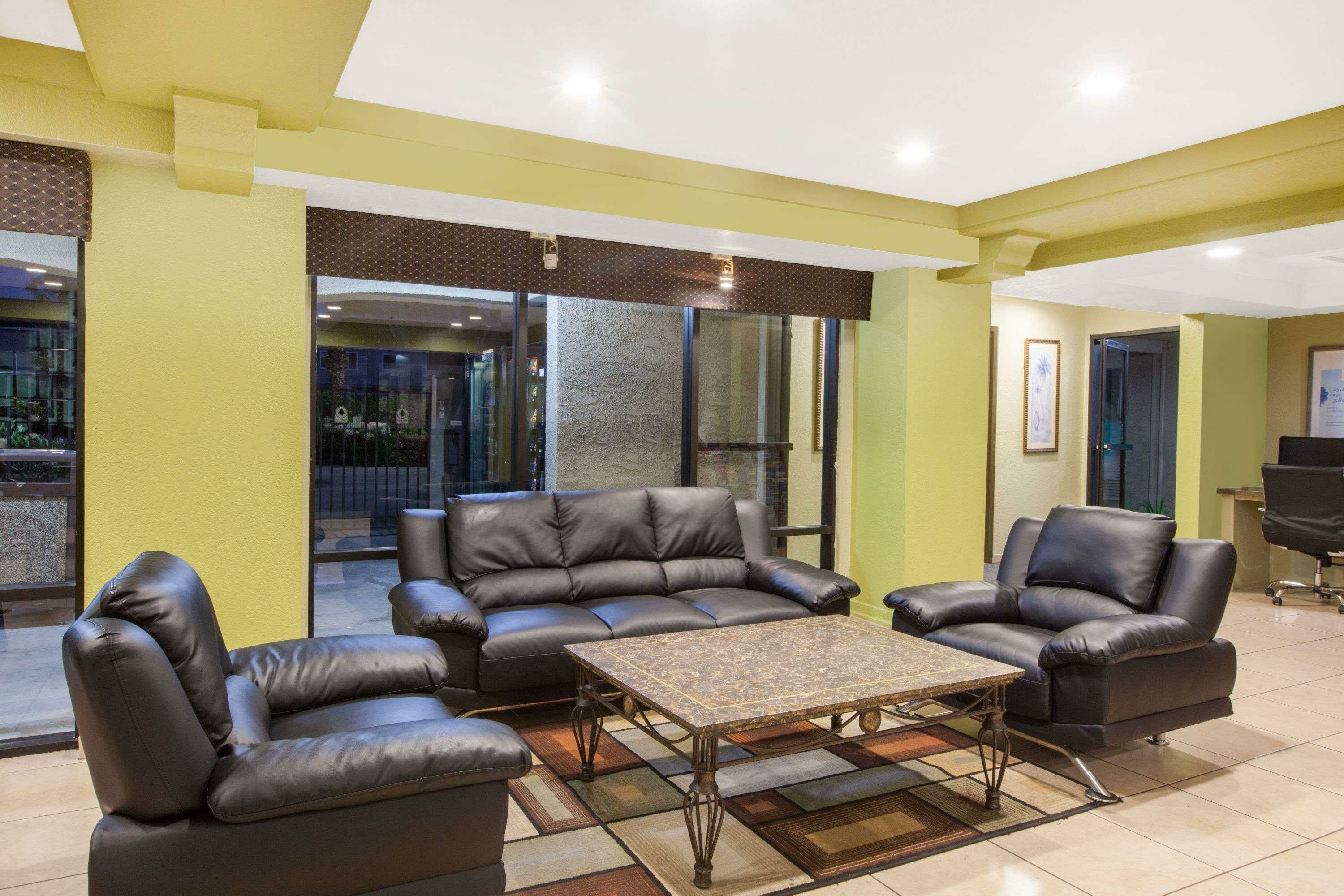 Фото Days Inn by Wyndham San Jose Airport