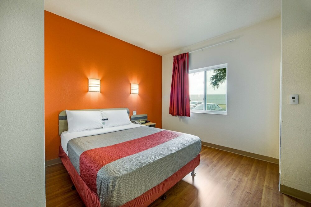 Фото Motel 6 - Toronto - Brampton