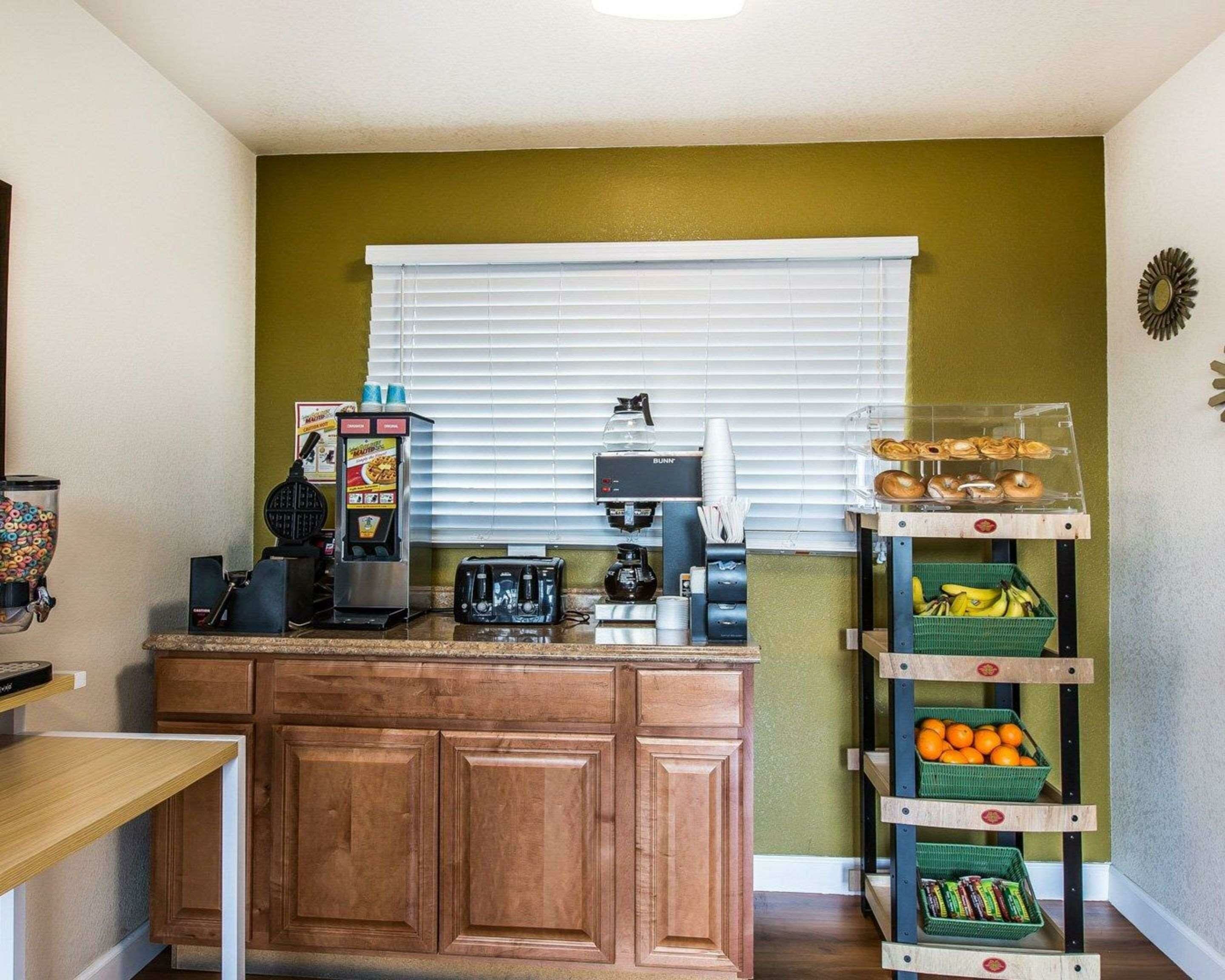 Фото Rodeway Inn Downtown Hanford