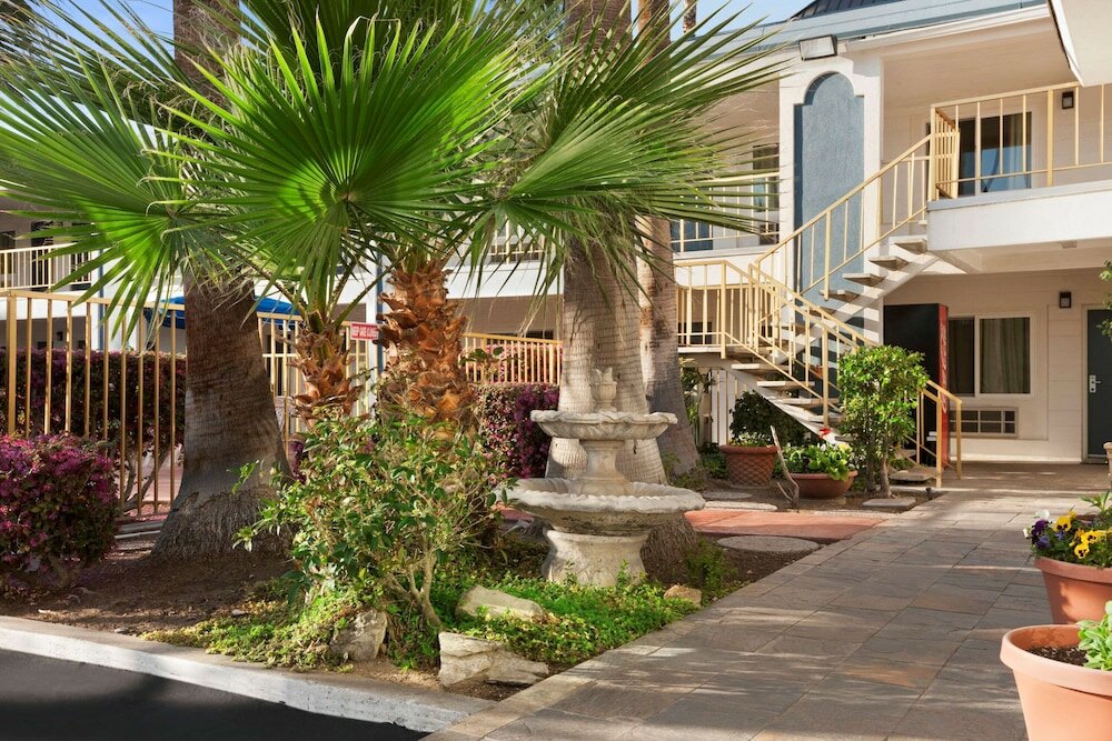 Фото Travelodge by Wyndham Bakersfield