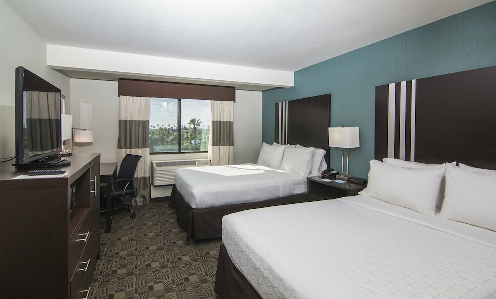 Фото Holiday Inn Express Hotel & Suites Carlsbad Beach, an Ihg Hotel
