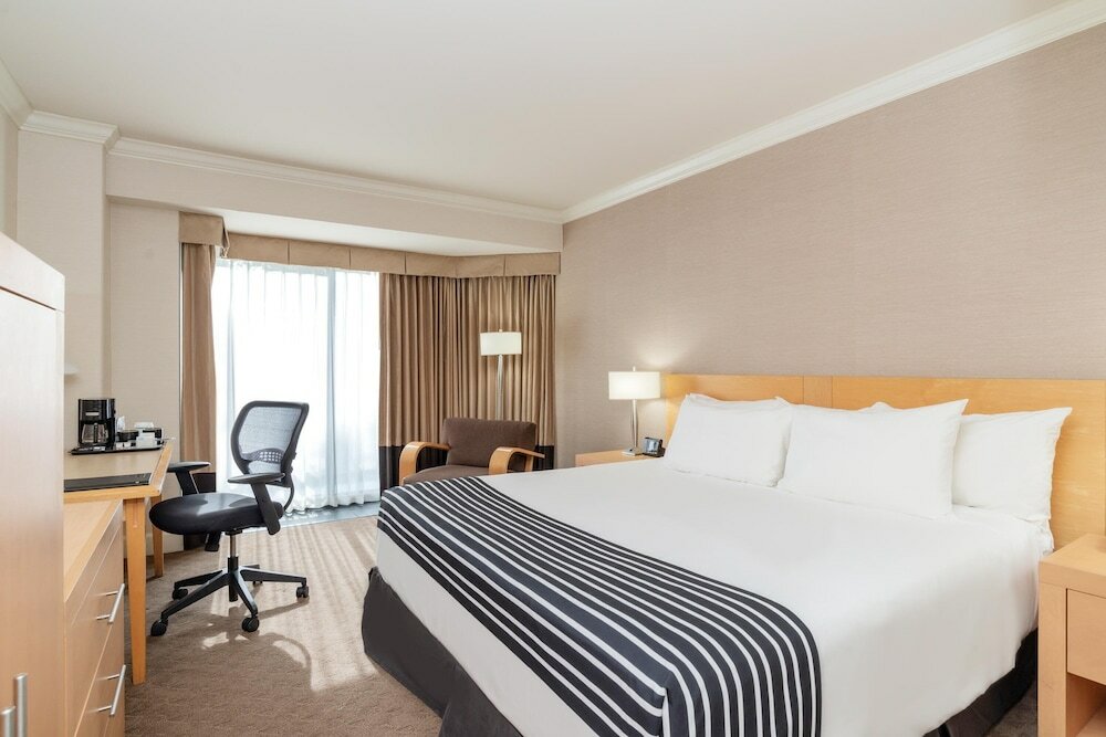 Фото Sandman Signature Vancouver Airport Hotel & Resort