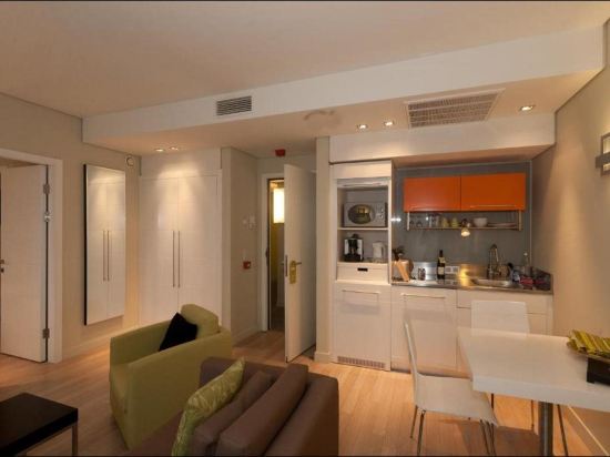 Фото B-aparthotel Grand Place